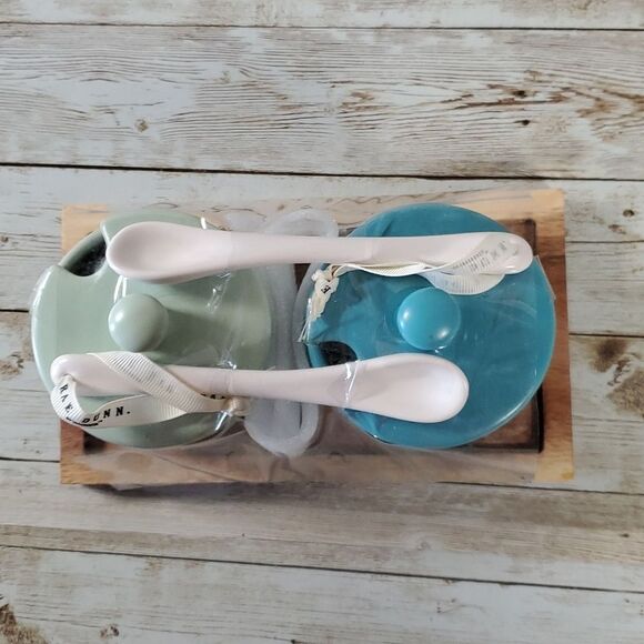 NEW NWT Rae Dunn FUDGE and CARAMEL Jars Serving Set on Wood Tray with Spoons - Picture 3 of 8